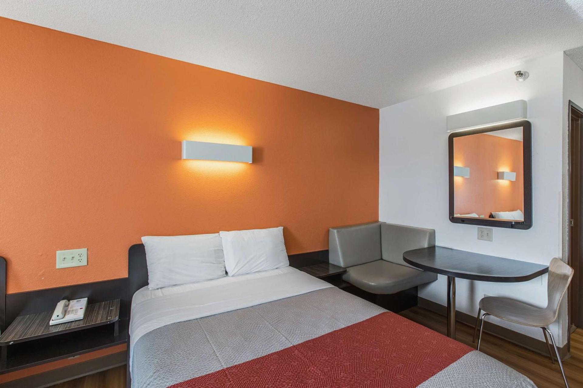 Motel 6 Omaha - Central photo 4