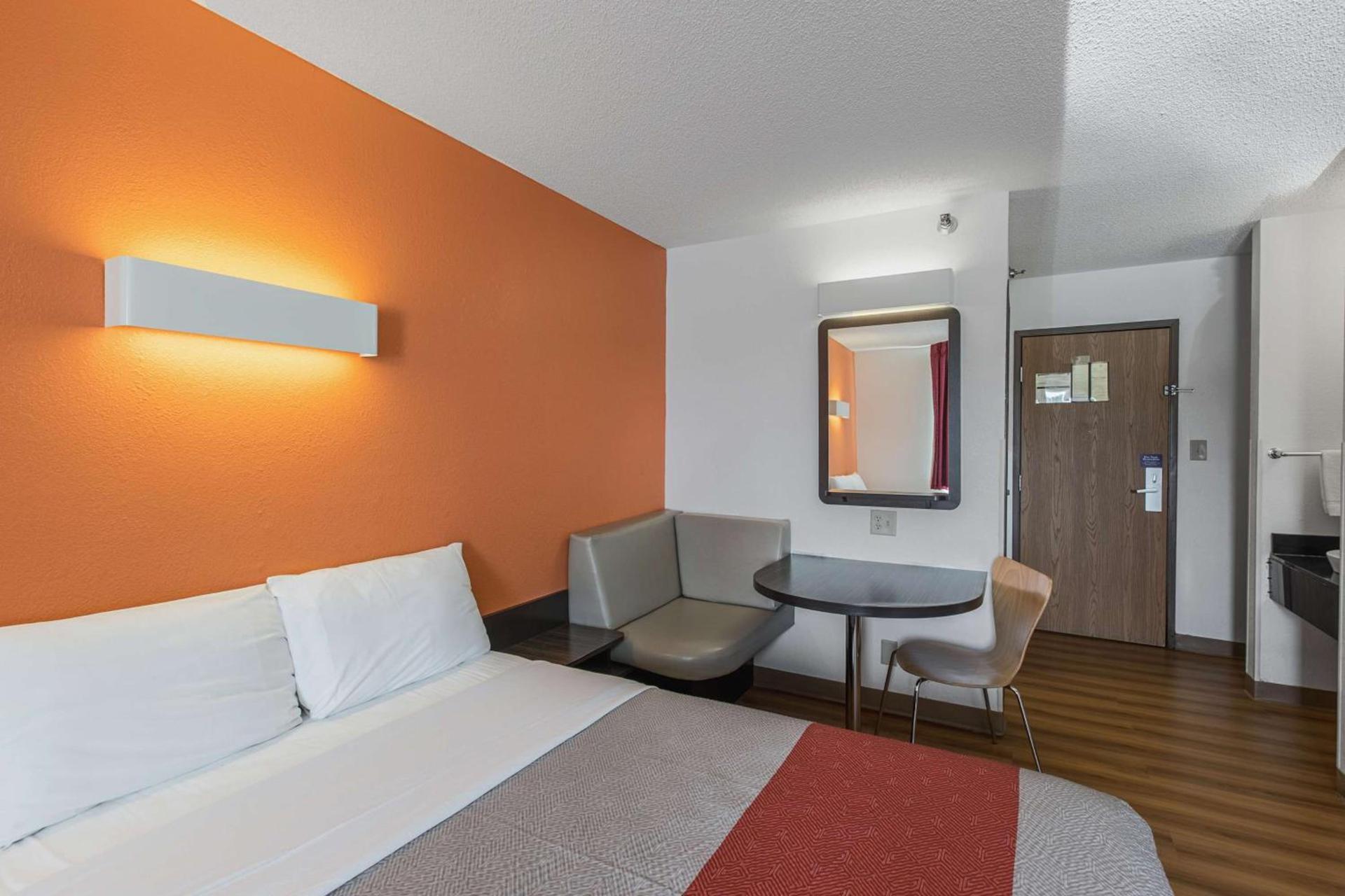 Motel 6 Omaha - Central photo 5