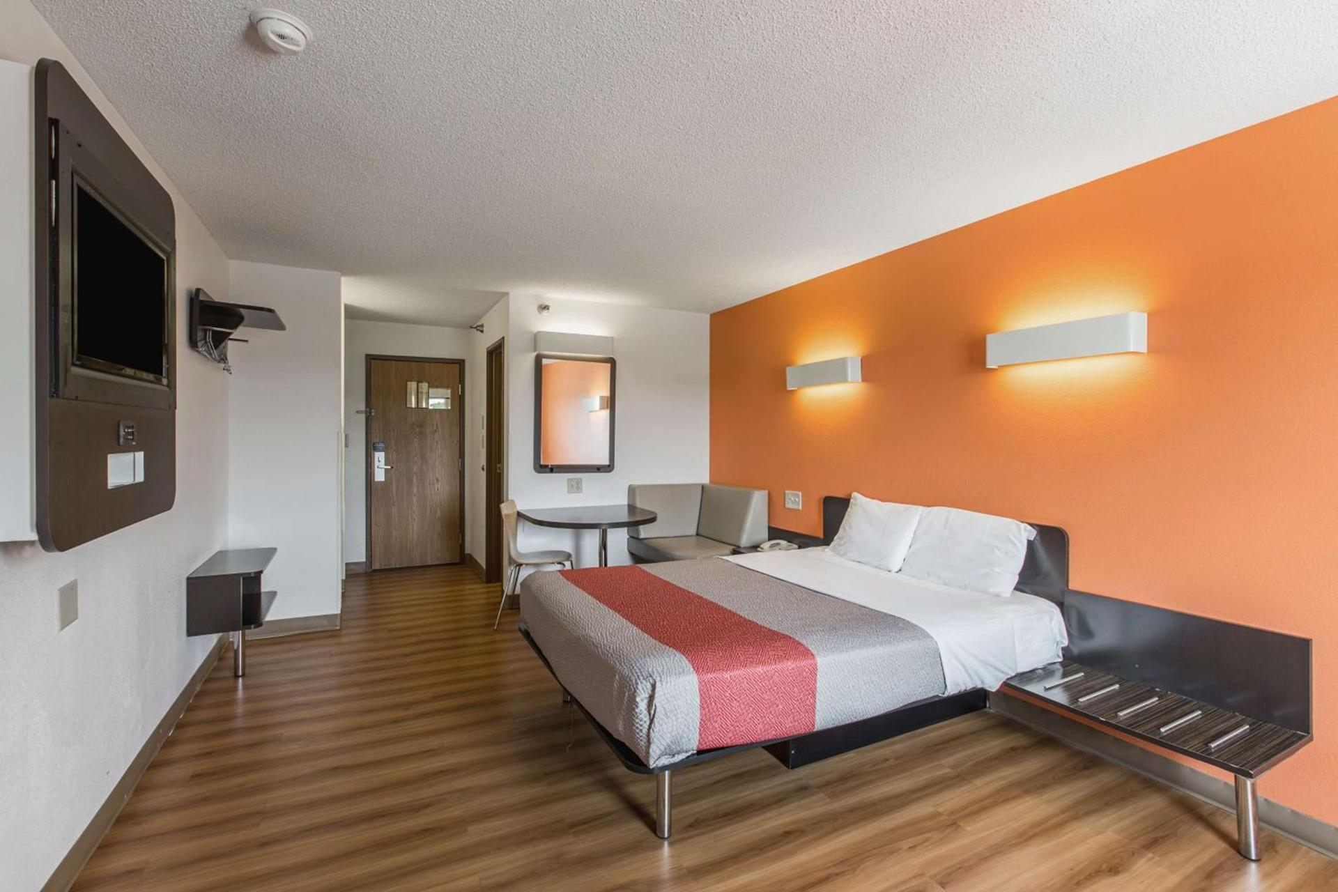 Motel 6 Omaha - Central photo 9