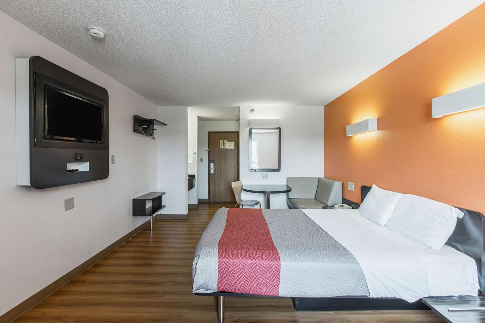 Motel 6 Omaha - Central photo 10