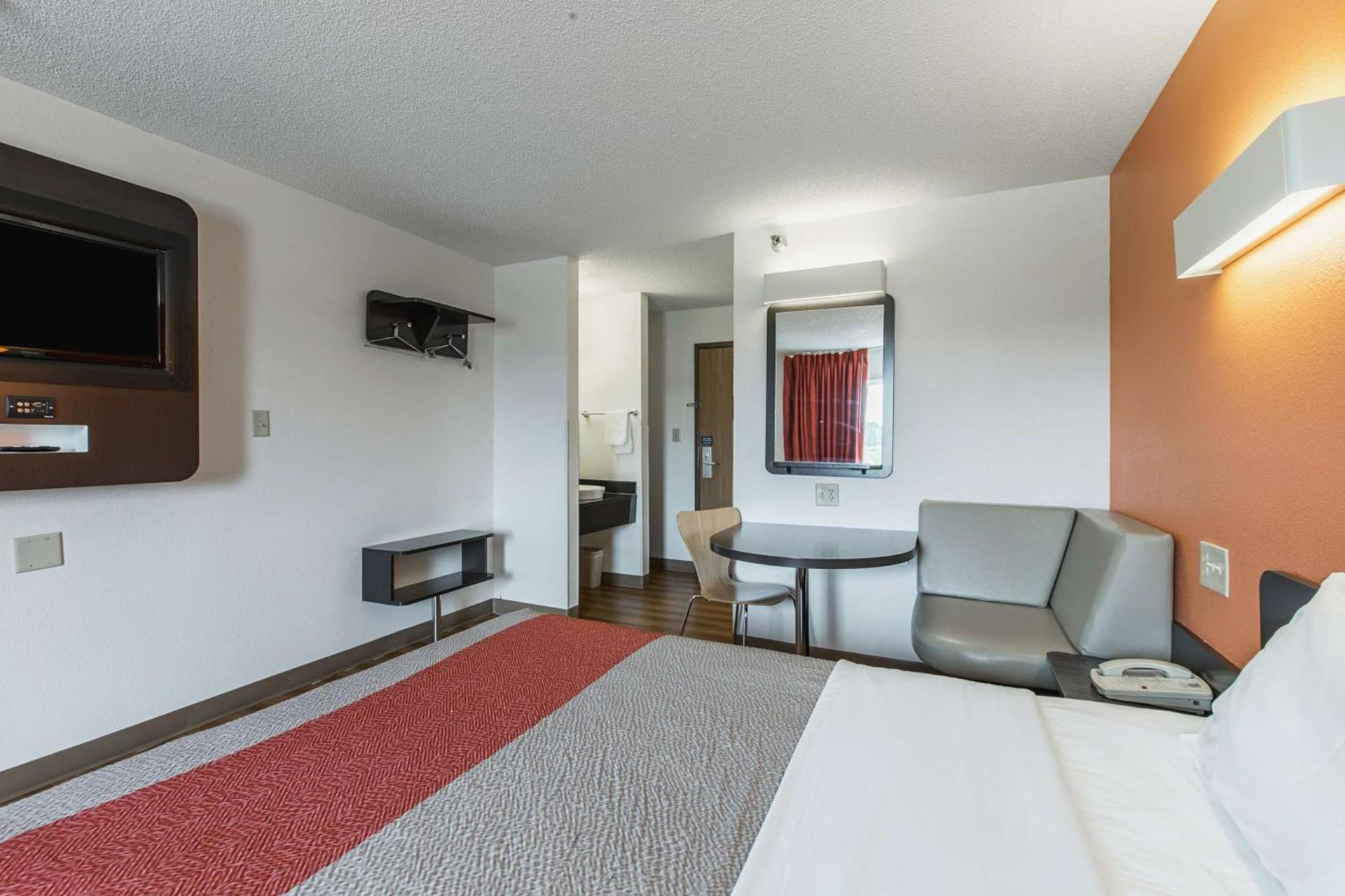 Motel 6 Omaha - Central photo 11