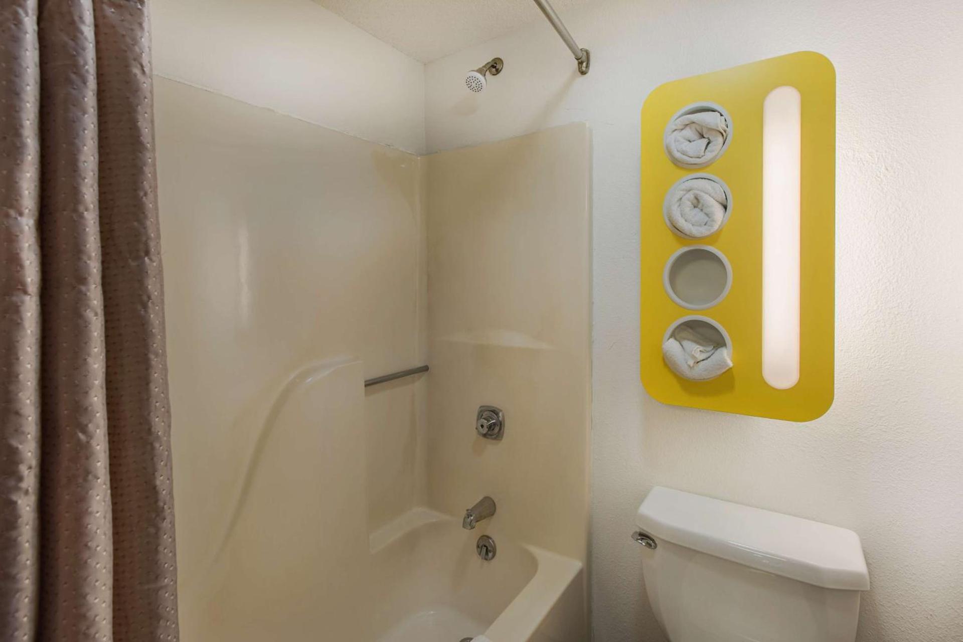 Motel 6 Omaha - Central photo 19
