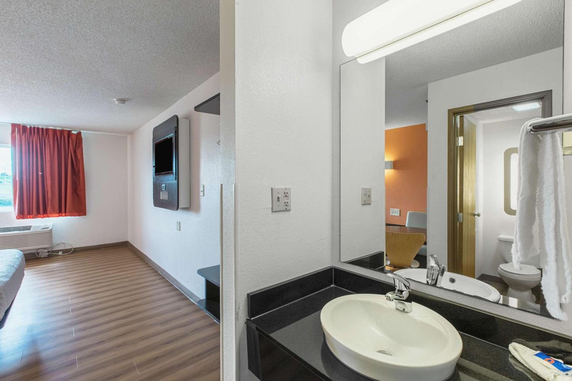 Motel 6 Omaha - Central photo 20