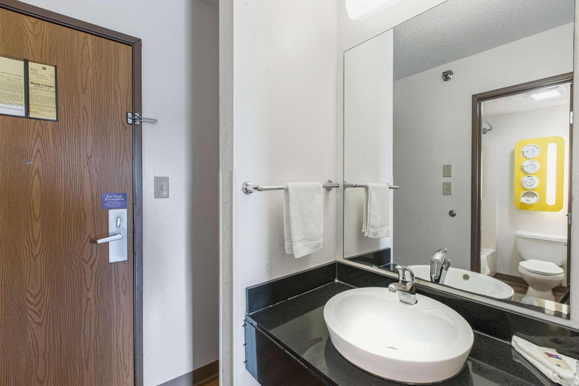 Motel 6 Omaha - Central photo 23