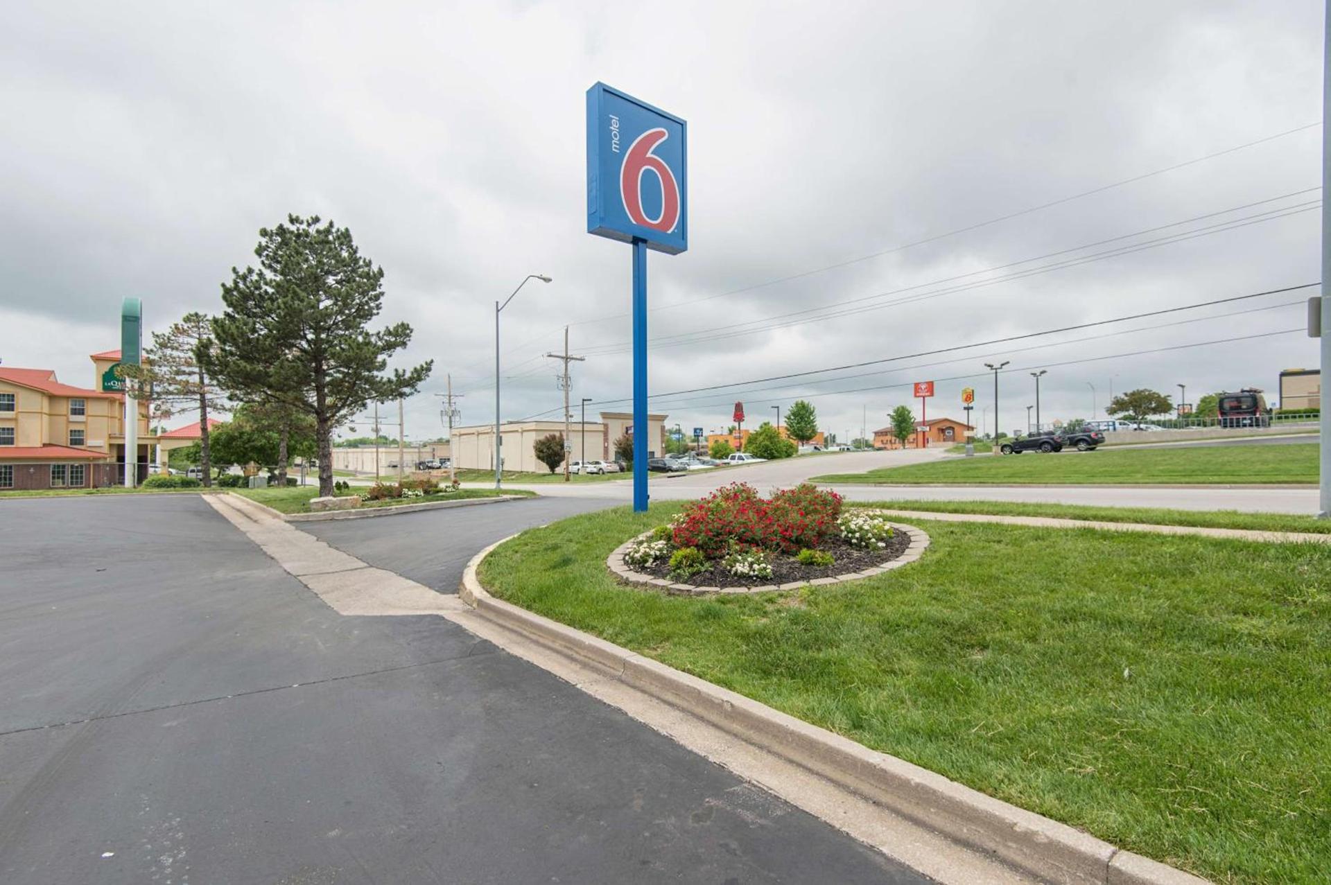 Motel 6 Kansas City, MO - Airport photo 9
