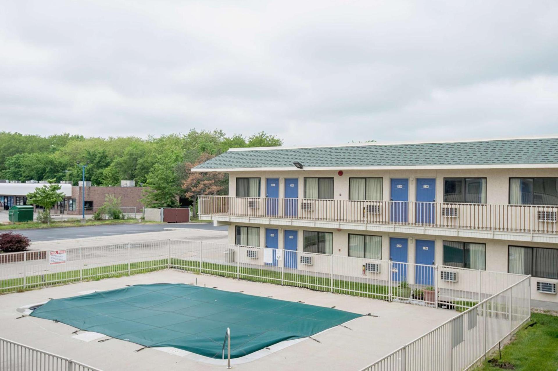 Motel 6 Kansas City, MO - Airport photo 12