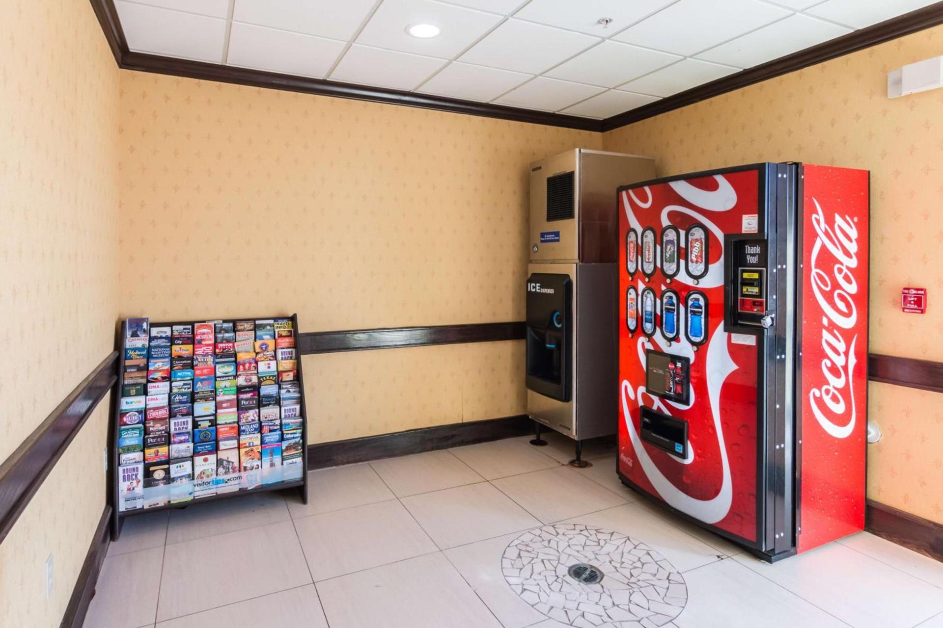 Motel 6-Joshua, TX photo 16