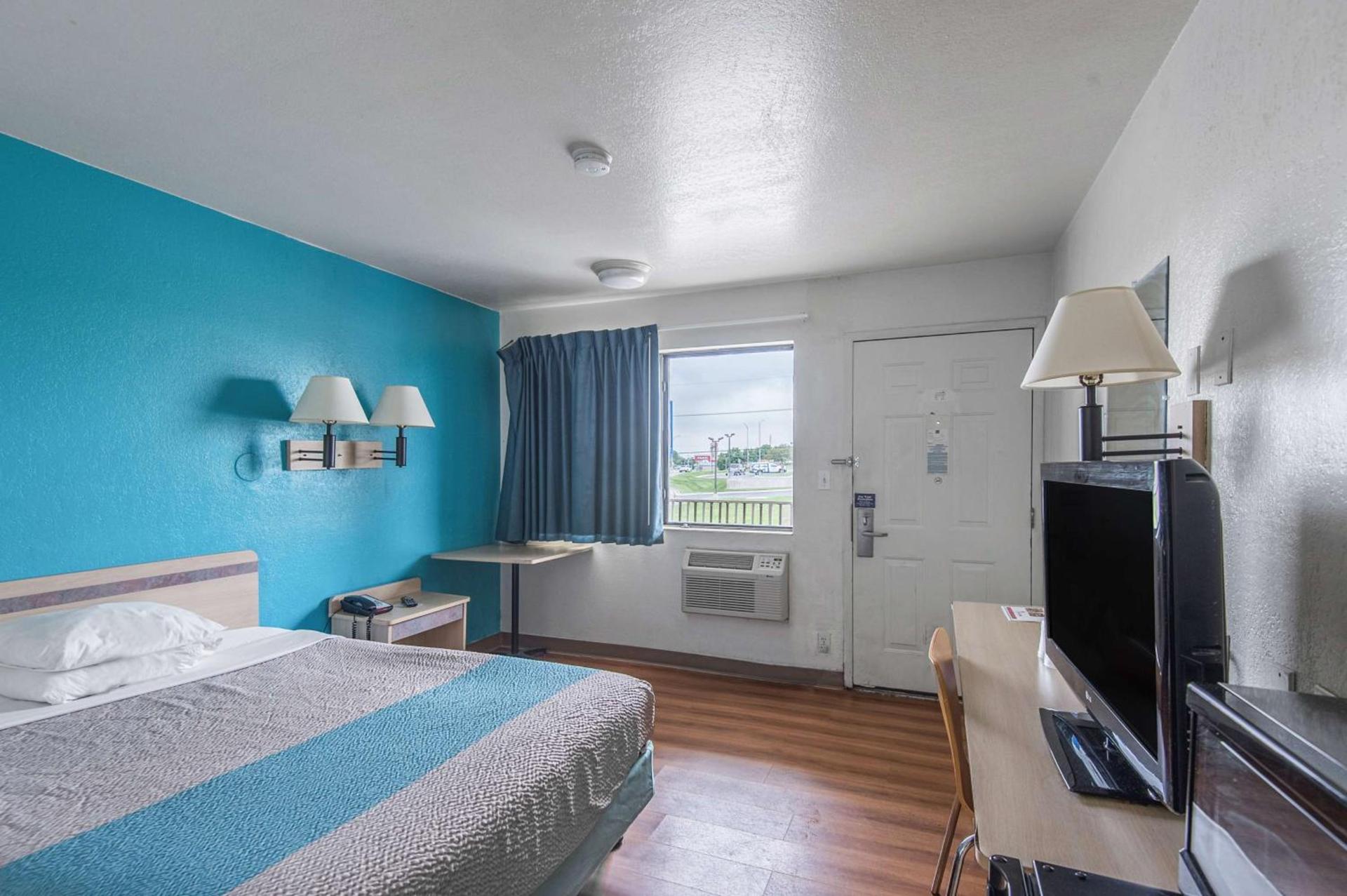 Motel 6 Kansas City, MO - Airport photo 25