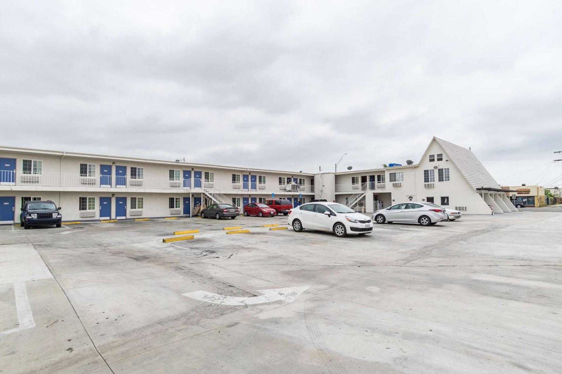 Motel 6-Long Beach, CA - International City photo 2