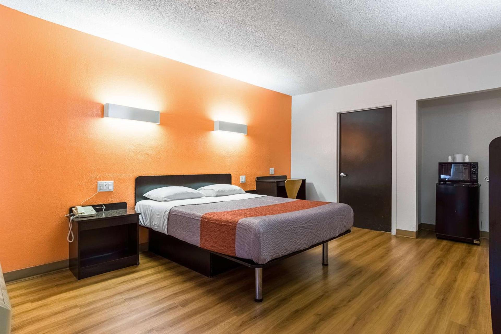 Motel 6-Long Beach, CA - International City photo 7