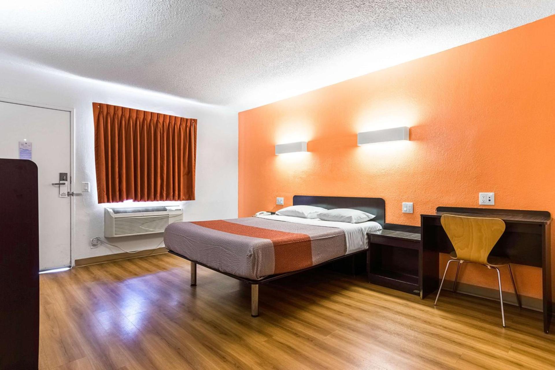 Motel 6-Long Beach, CA - International City photo 8
