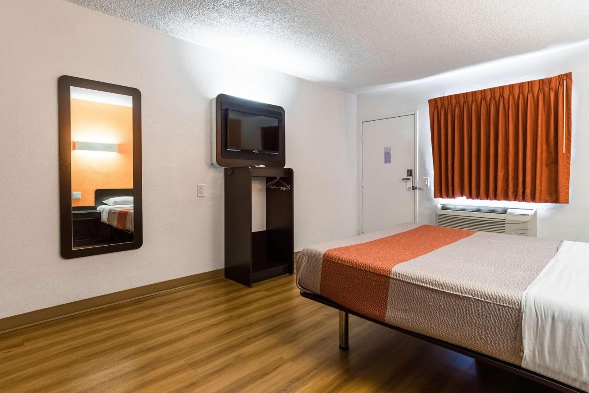 Motel 6-Long Beach, CA - International City photo 9