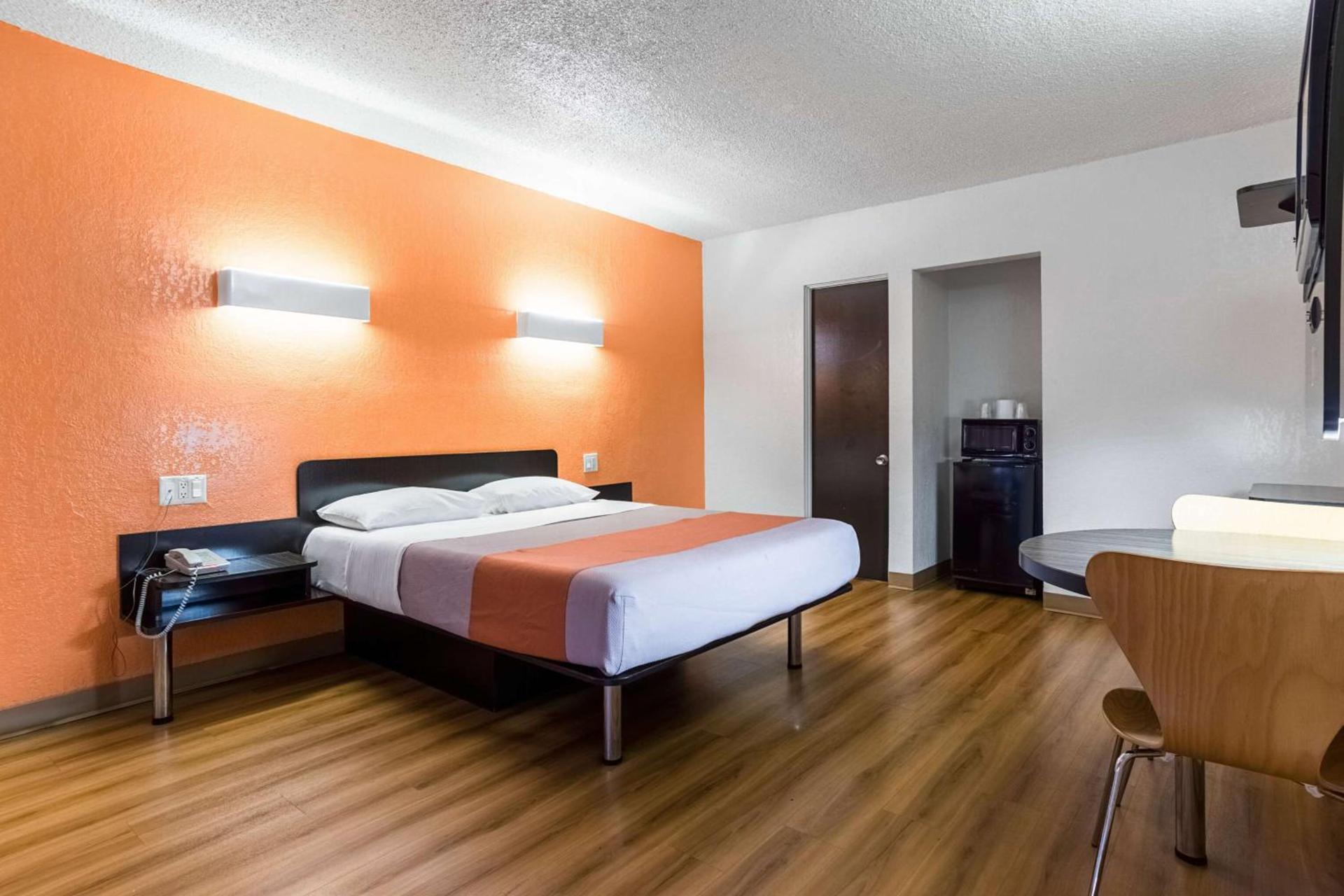 Motel 6-Long Beach, CA - International City photo 10