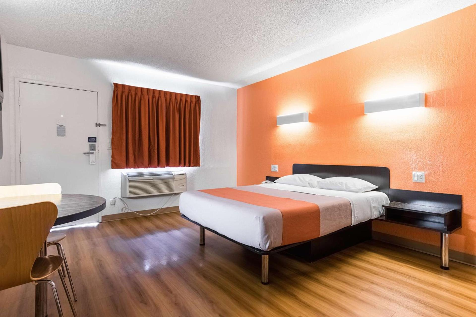 Motel 6-Long Beach, CA - International City photo 11