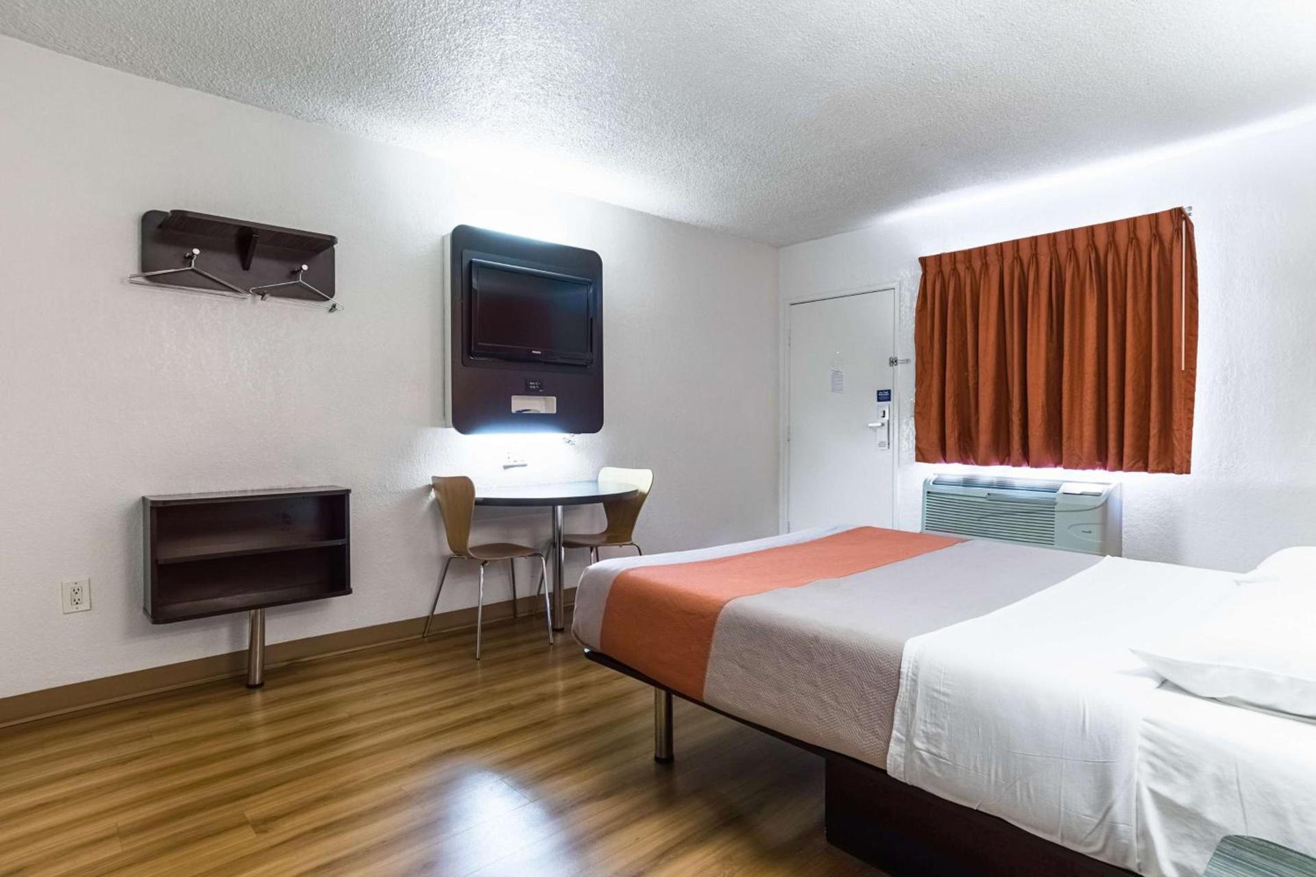 Motel 6-Long Beach, CA - International City photo 12