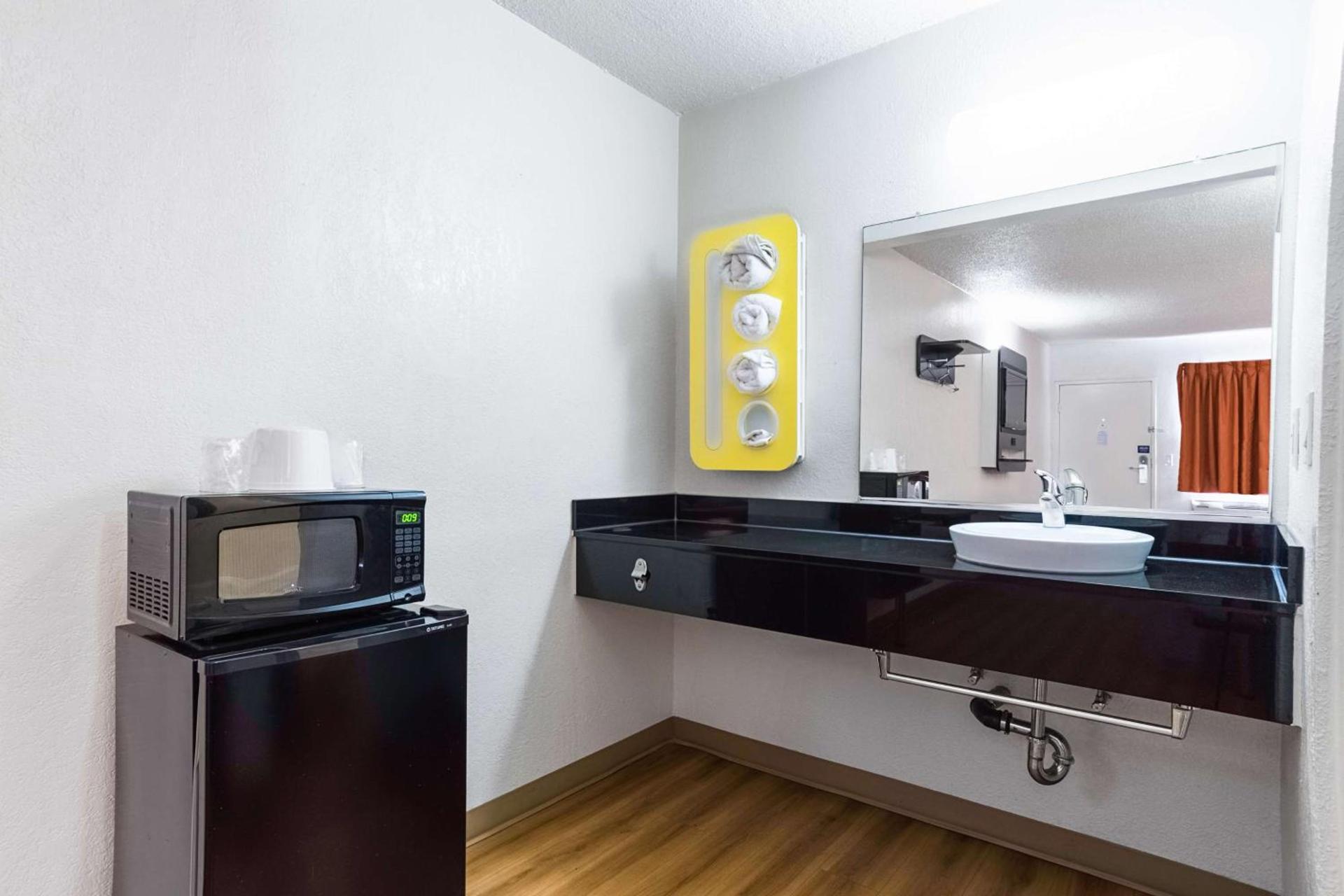 Motel 6-Long Beach, CA - International City photo 19