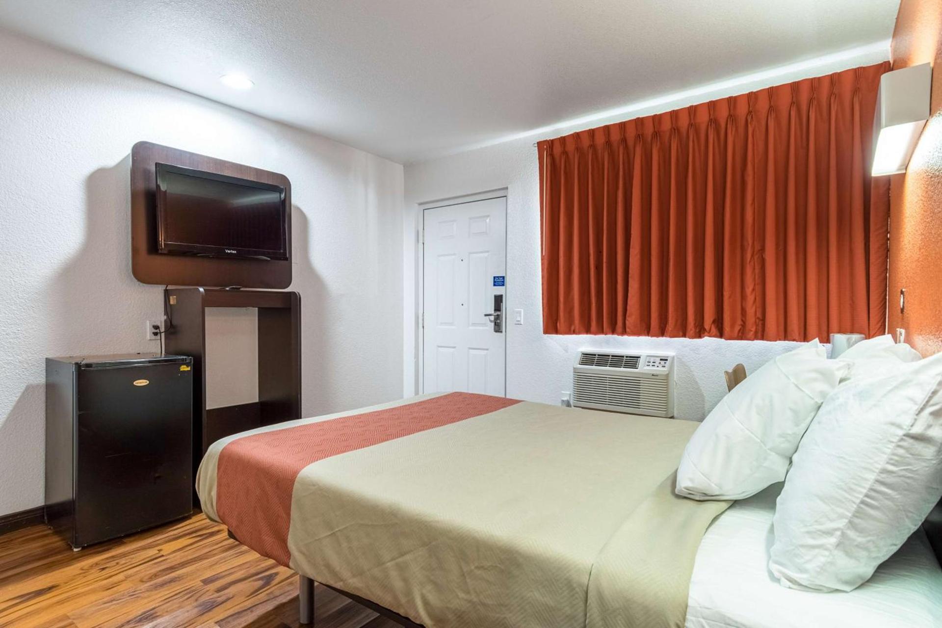 Motel 6 Riverside, CA - UCR East photo 7