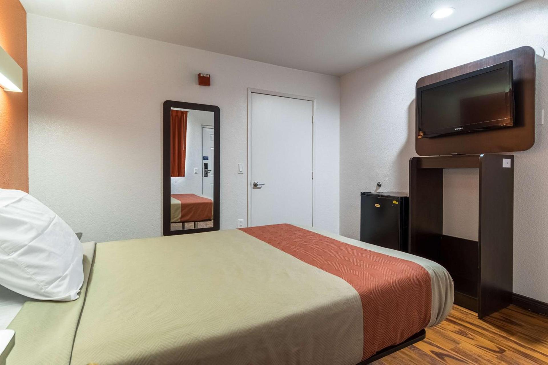 Motel 6 Riverside, CA - UCR East photo 8