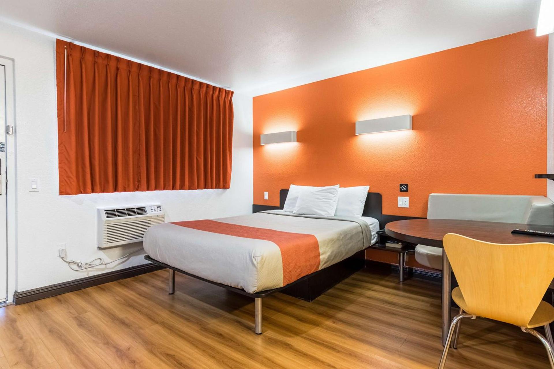 Motel 6 Riverside, CA - UCR East photo 9