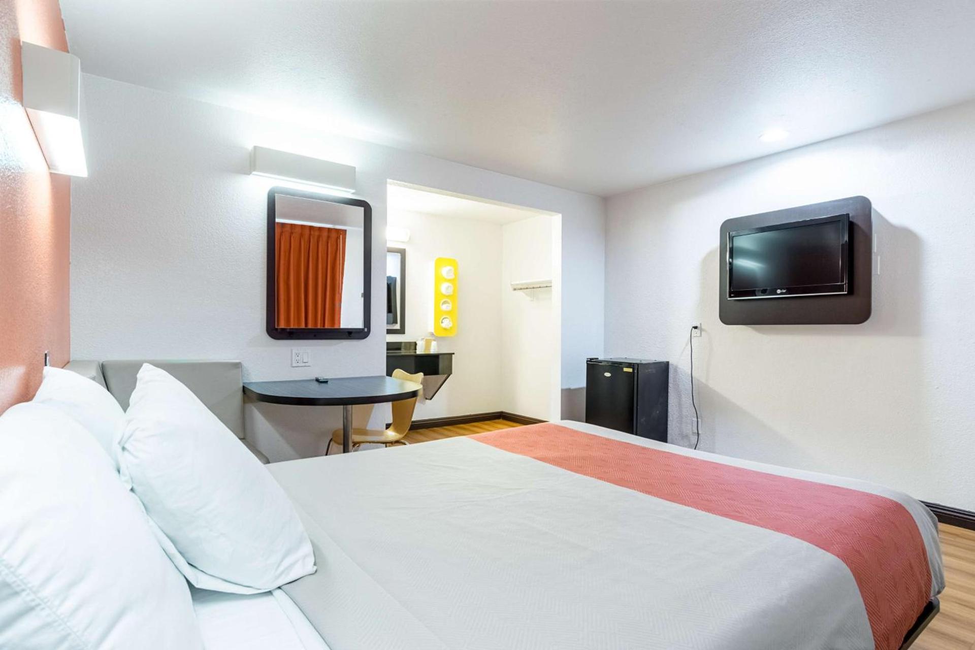 Motel 6 Riverside, CA - UCR East photo 11