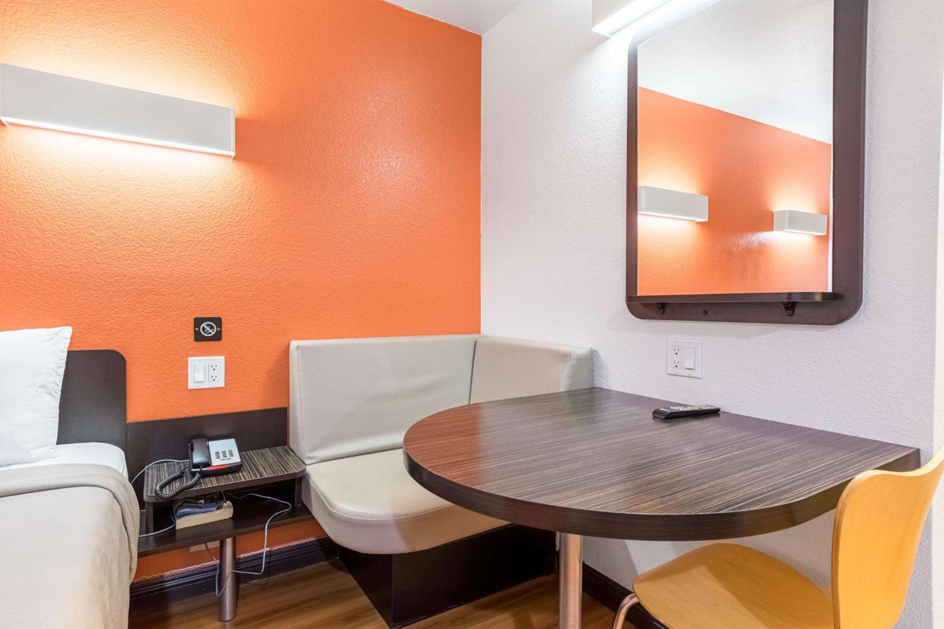 Motel 6 Riverside, CA - UCR East photo 12