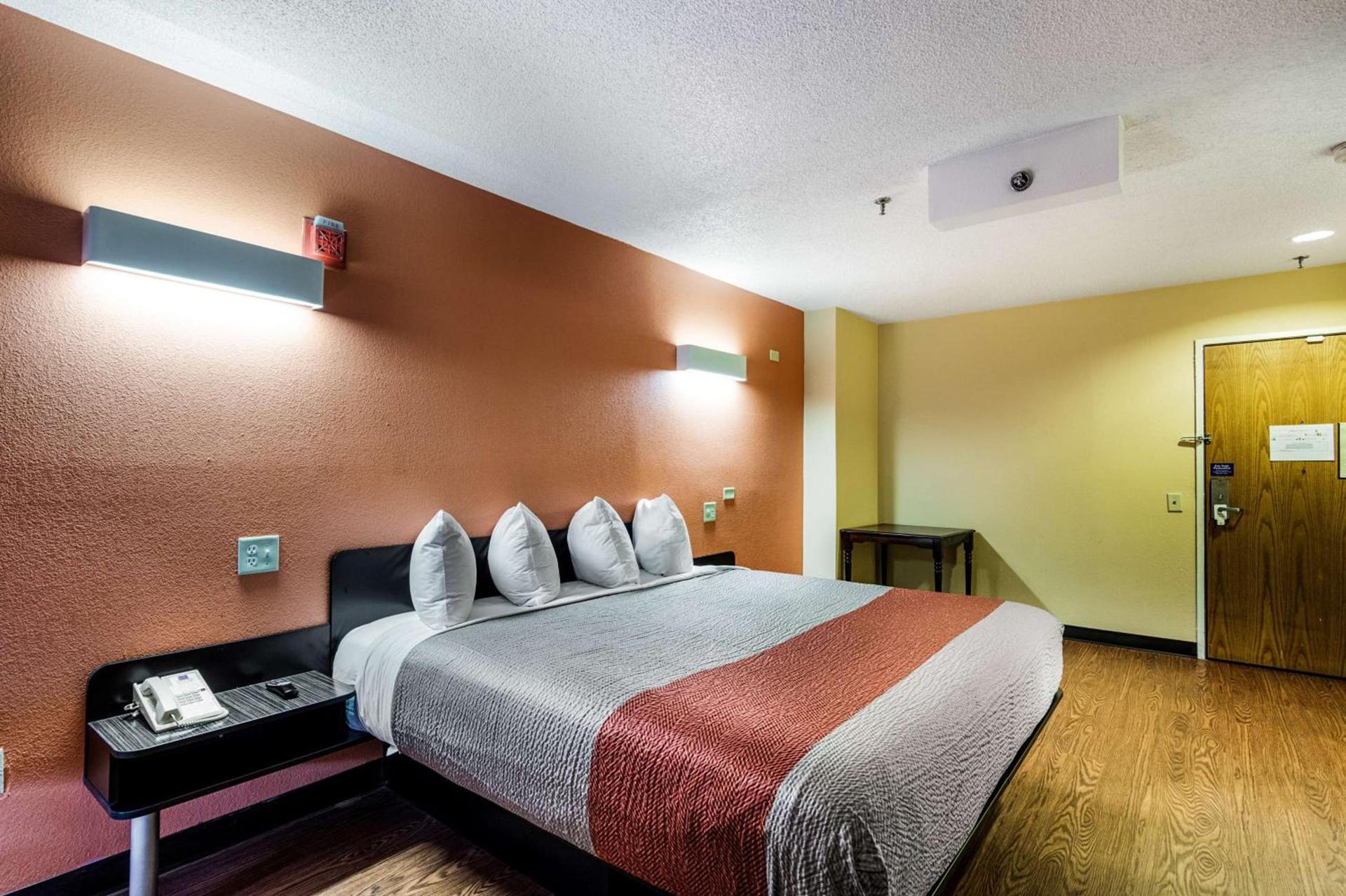Motel 6-Libertyville, IL photo 10