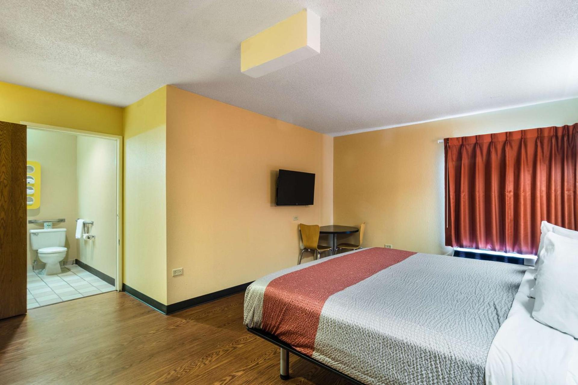 Motel 6-Libertyville, IL photo 11