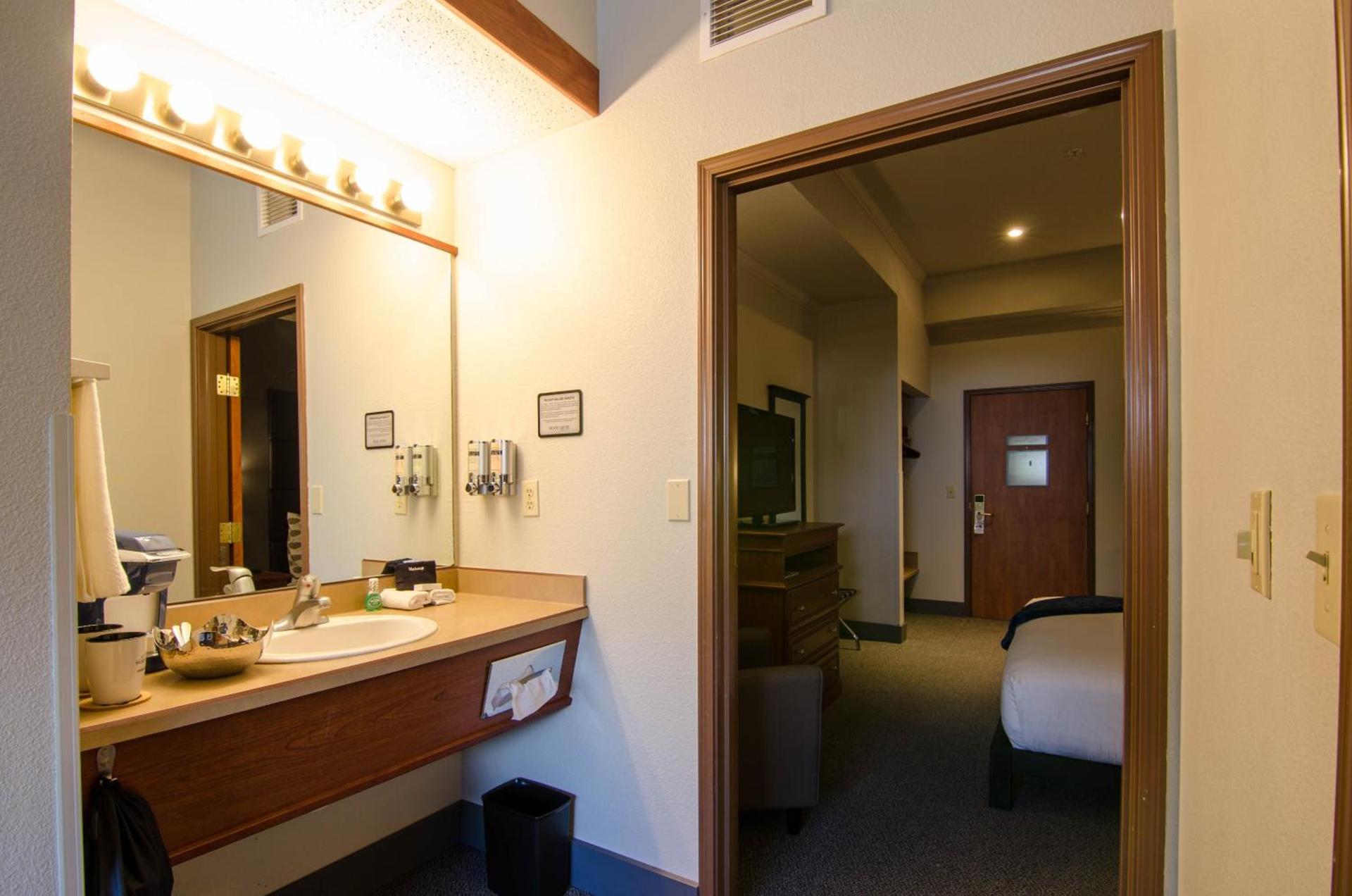 Wood River Inn & Suite photo 9