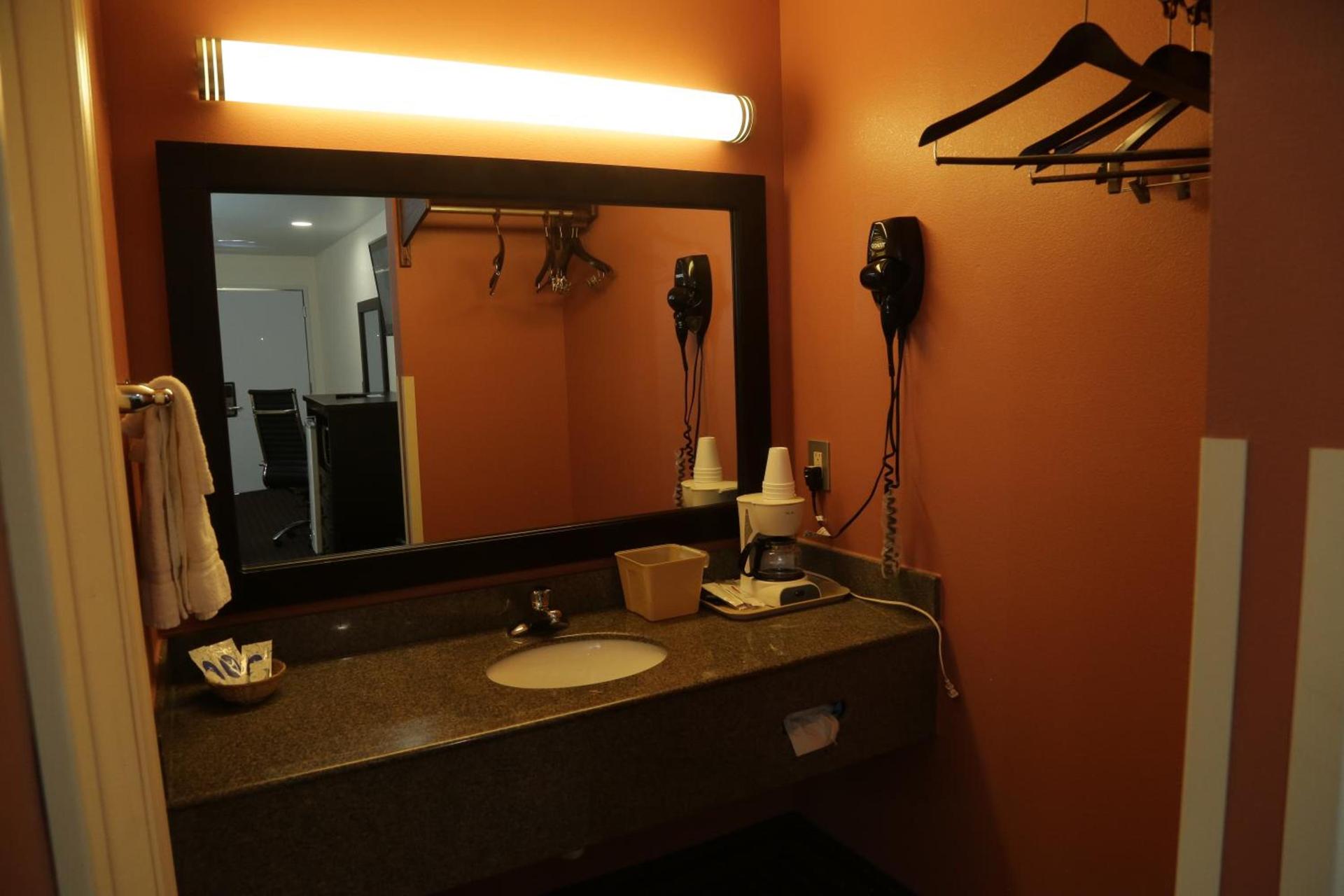 Theroff's Motel photo 34