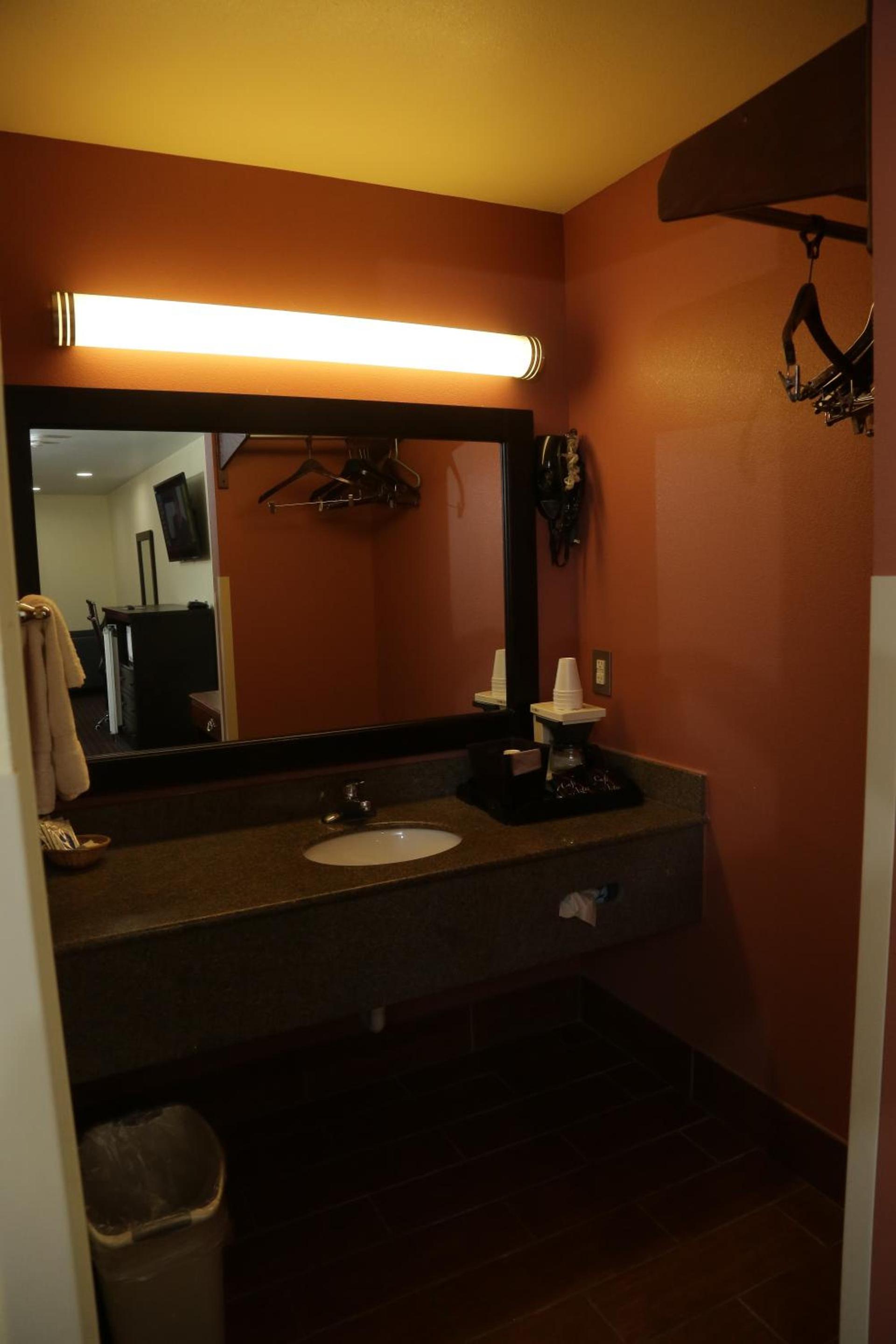 Theroff's Motel photo 26