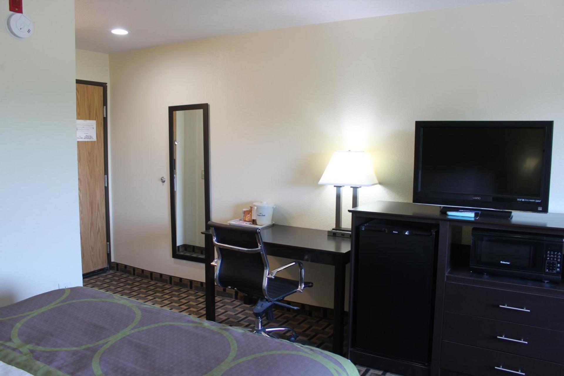 AmericInn by Wyndham West Burlington photo 23
