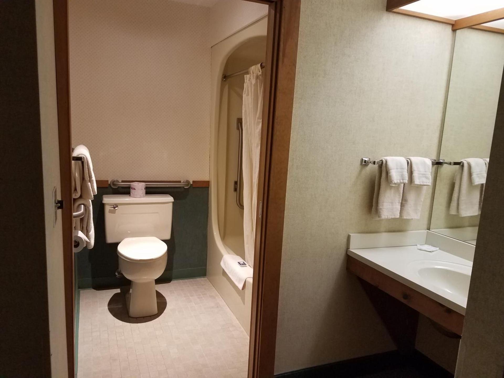Commodores Inn photo 83