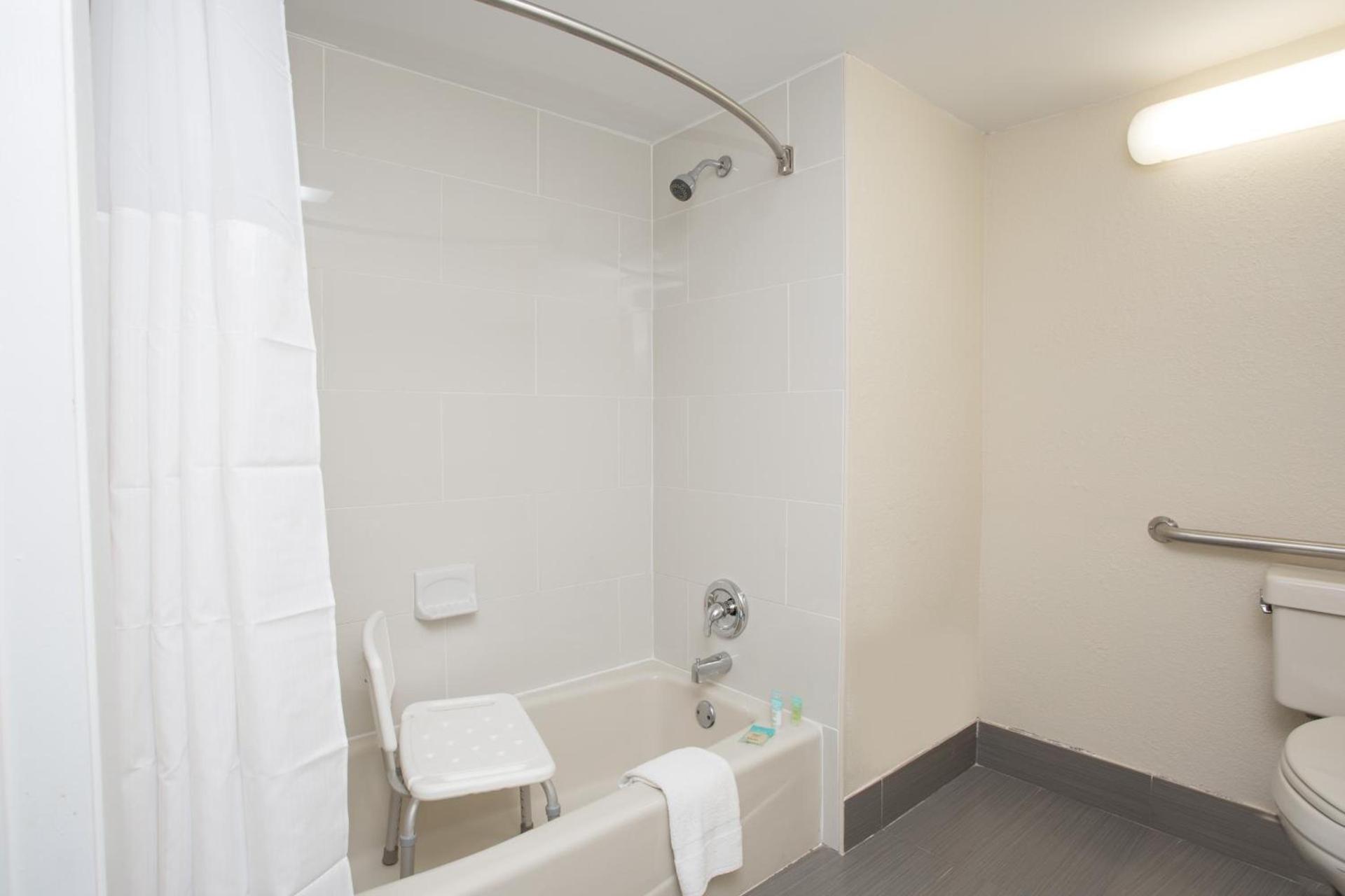 Days Inn & Suites by Wyndham Orlando Airport photo 32