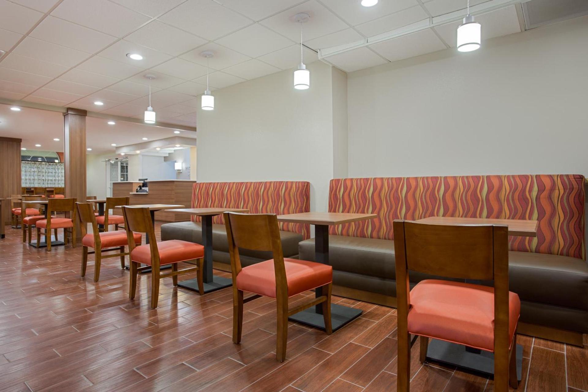 Microtel Inn & Suites by Wyndham Walterboro photo 30
