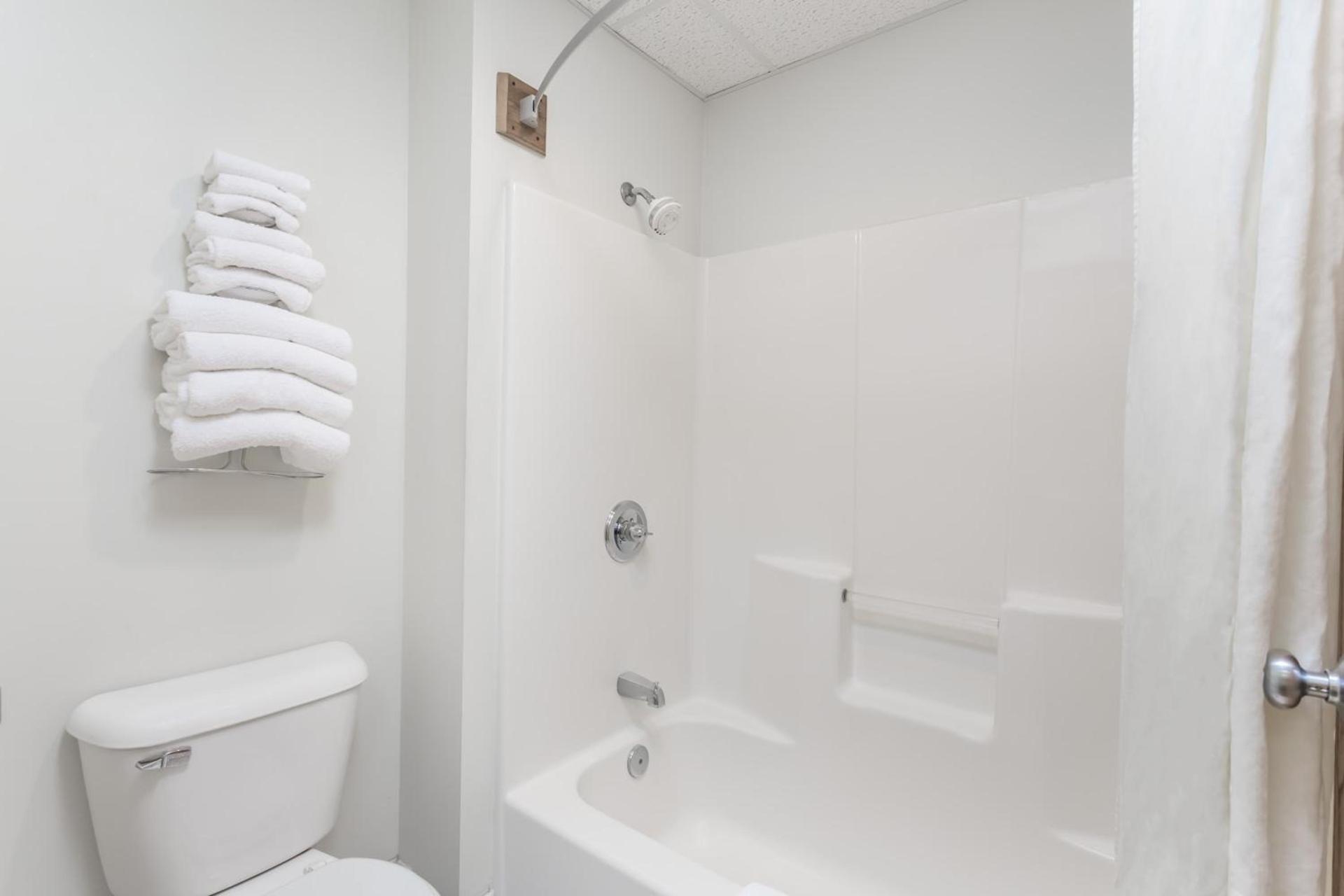 AmericInn by Wyndham Eagle River Downtown photo 36