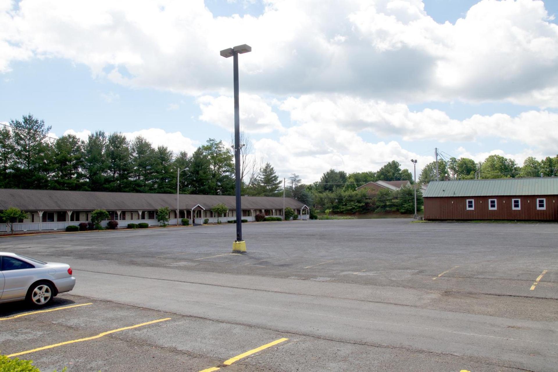 Super 8 by Wyndham Christiansburg photo 69
