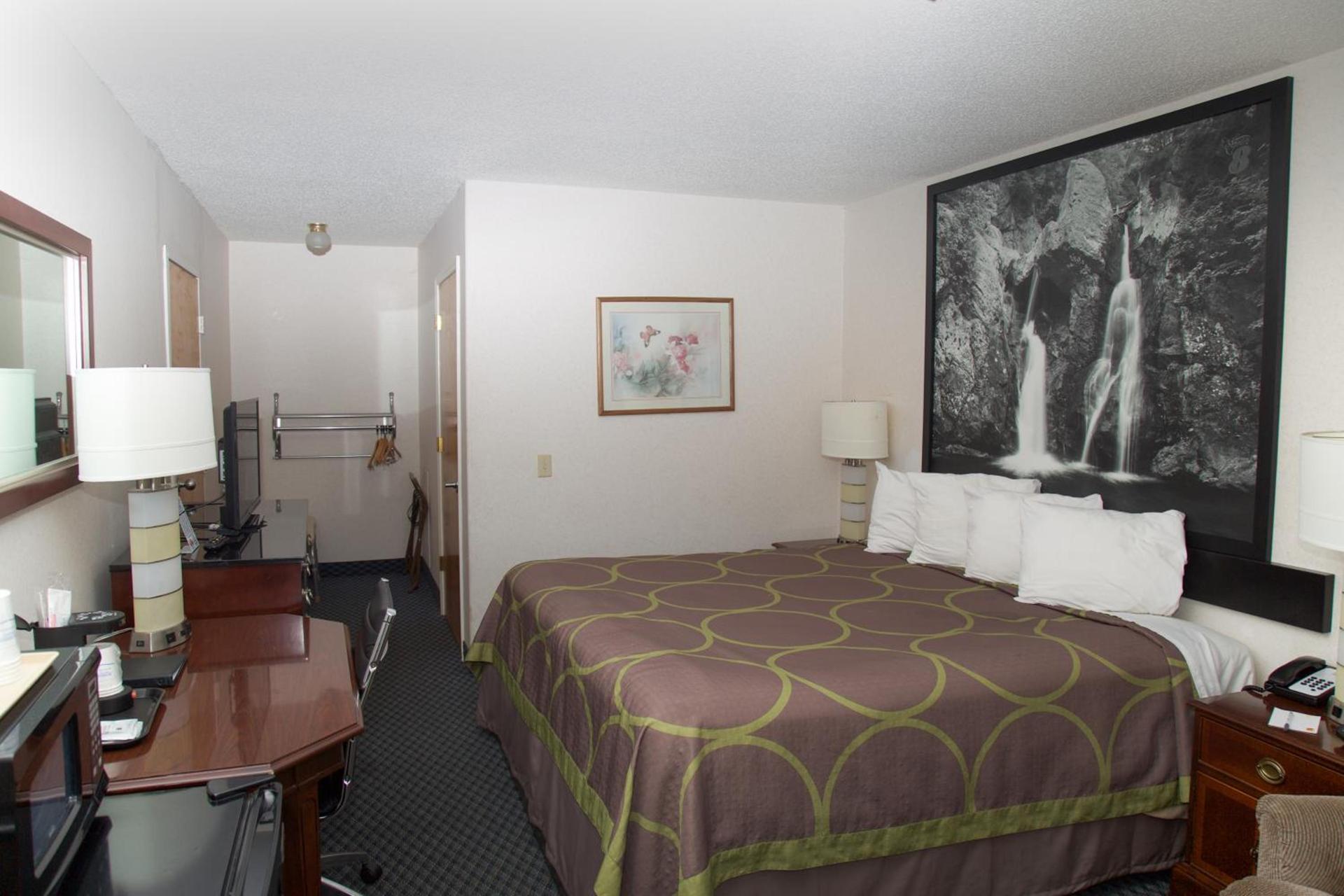 Super 8 by Wyndham Christiansburg photo 39