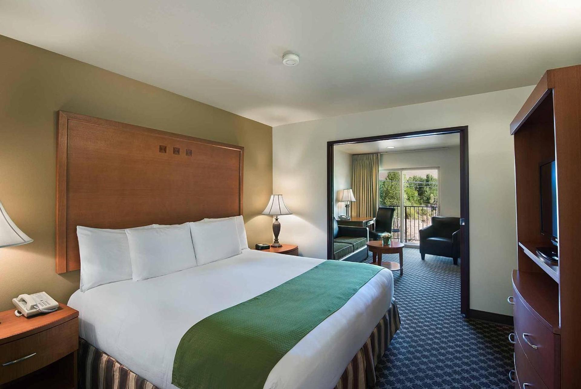 Oxford Suites Yakima photo 16