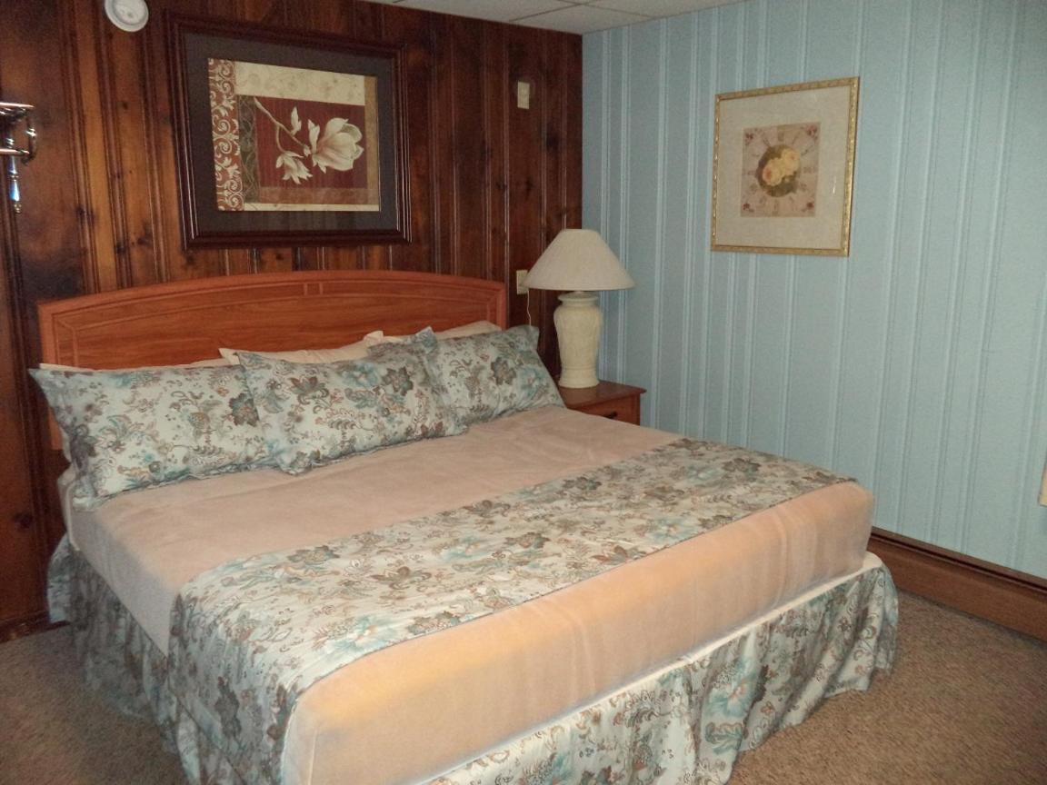 Mount Blue Motel photo 14