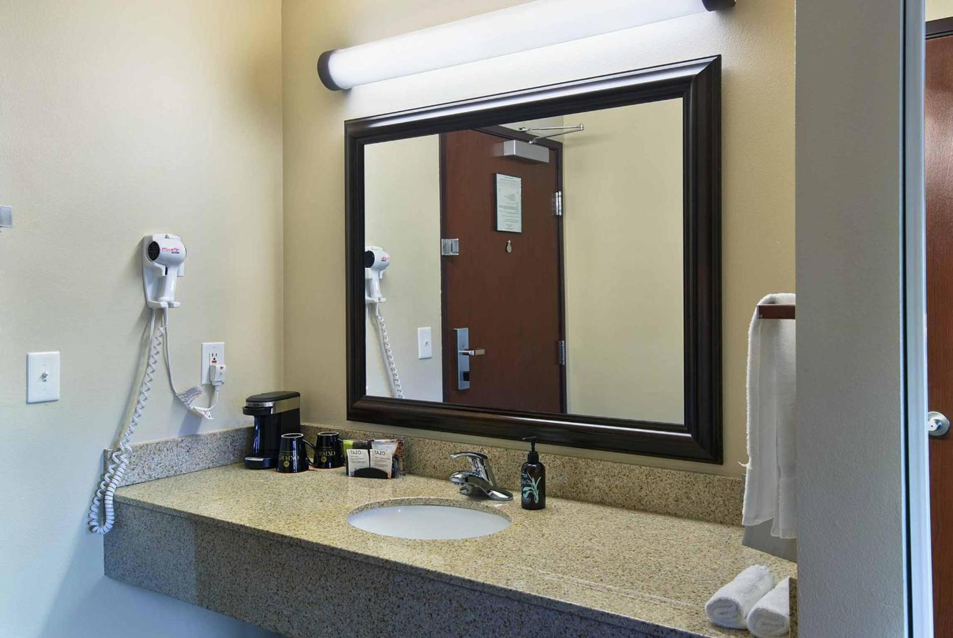 Oxford Suites Yakima photo 11