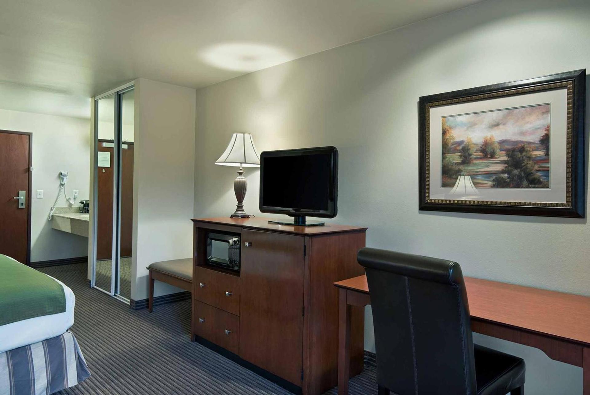 Oxford Suites Yakima photo 9