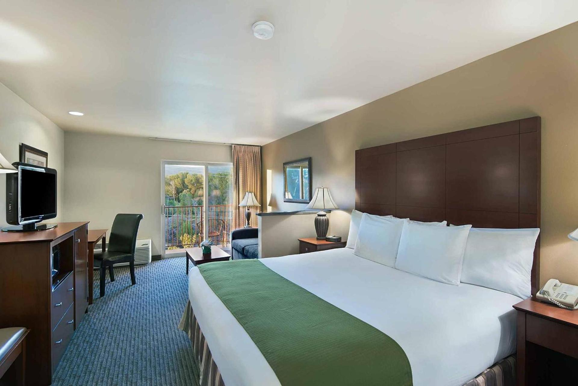Oxford Suites Yakima photo 10