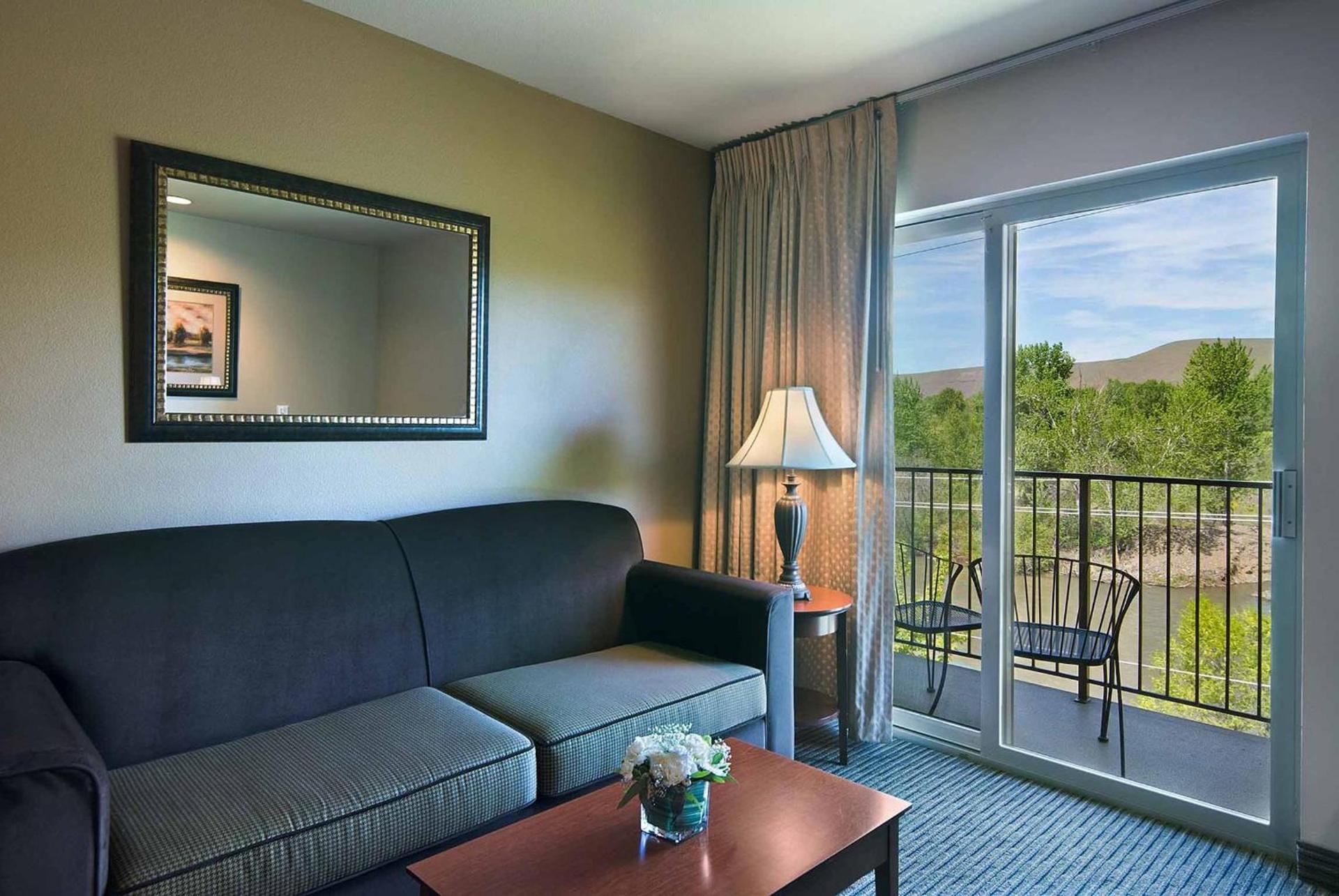 Oxford Suites Yakima photo 6