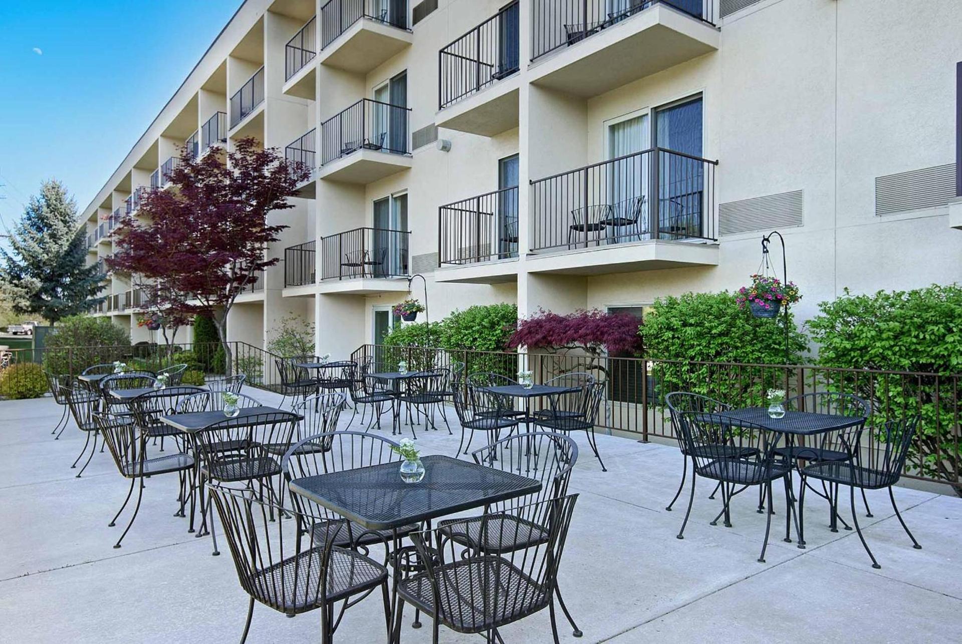 Oxford Suites Yakima photo 33