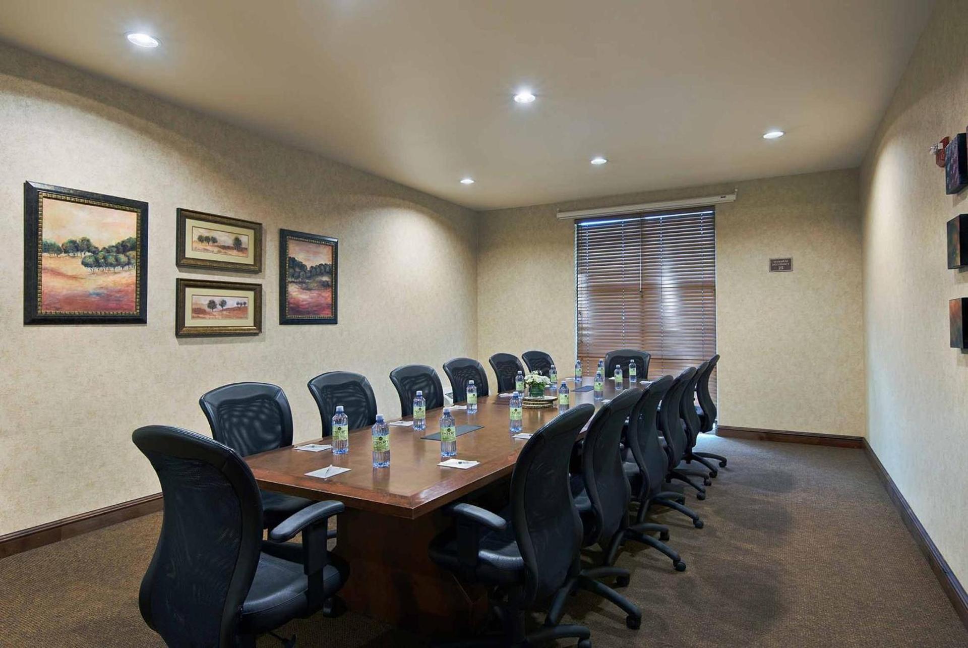 Oxford Suites Yakima photo 4