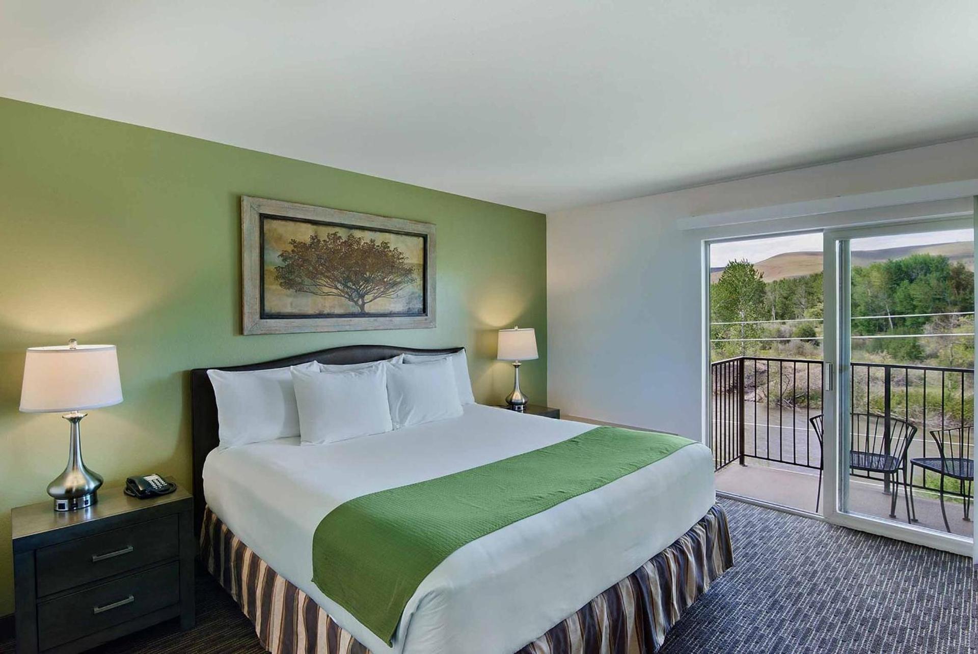 Oxford Suites Yakima photo 26