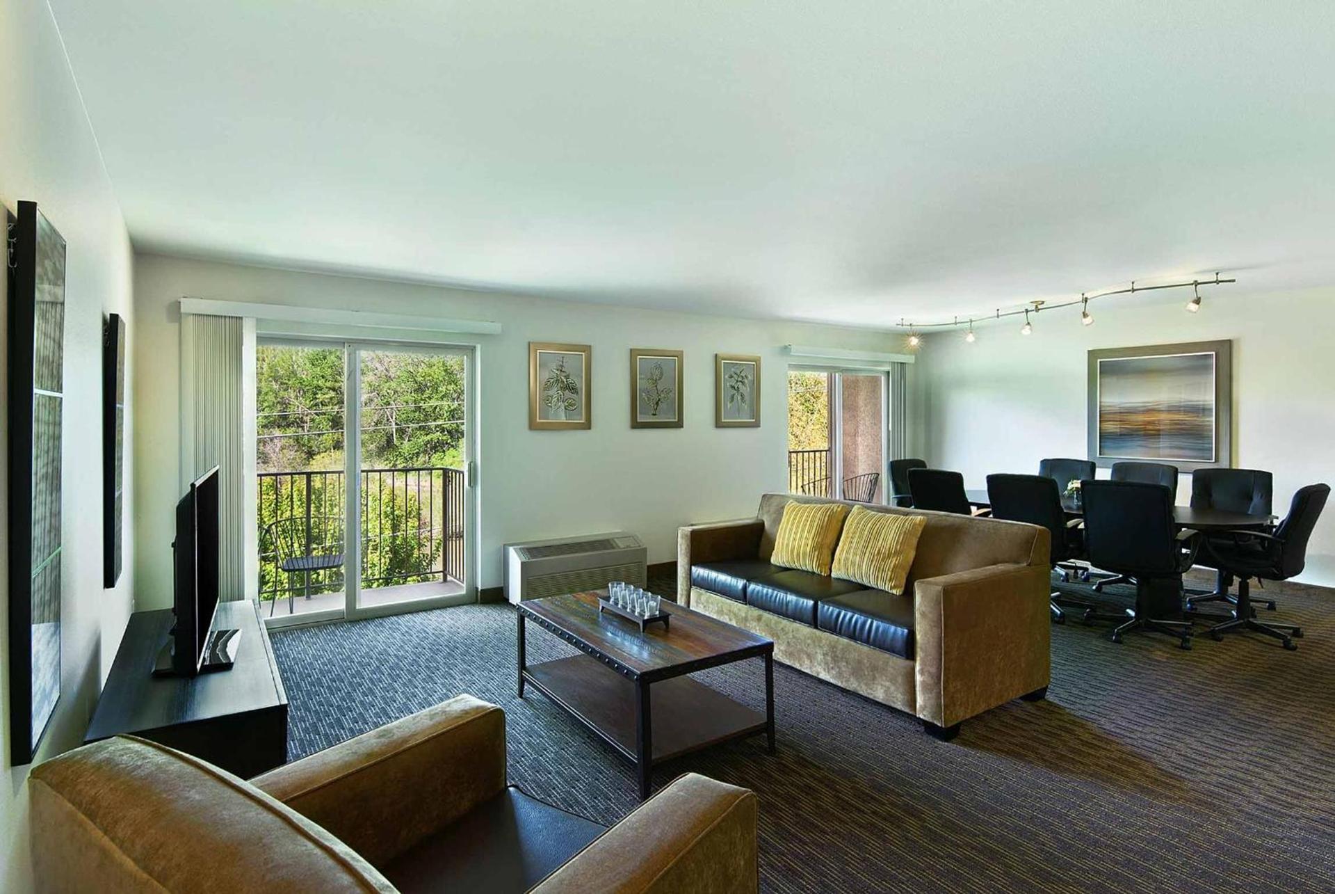 Oxford Suites Yakima photo 22