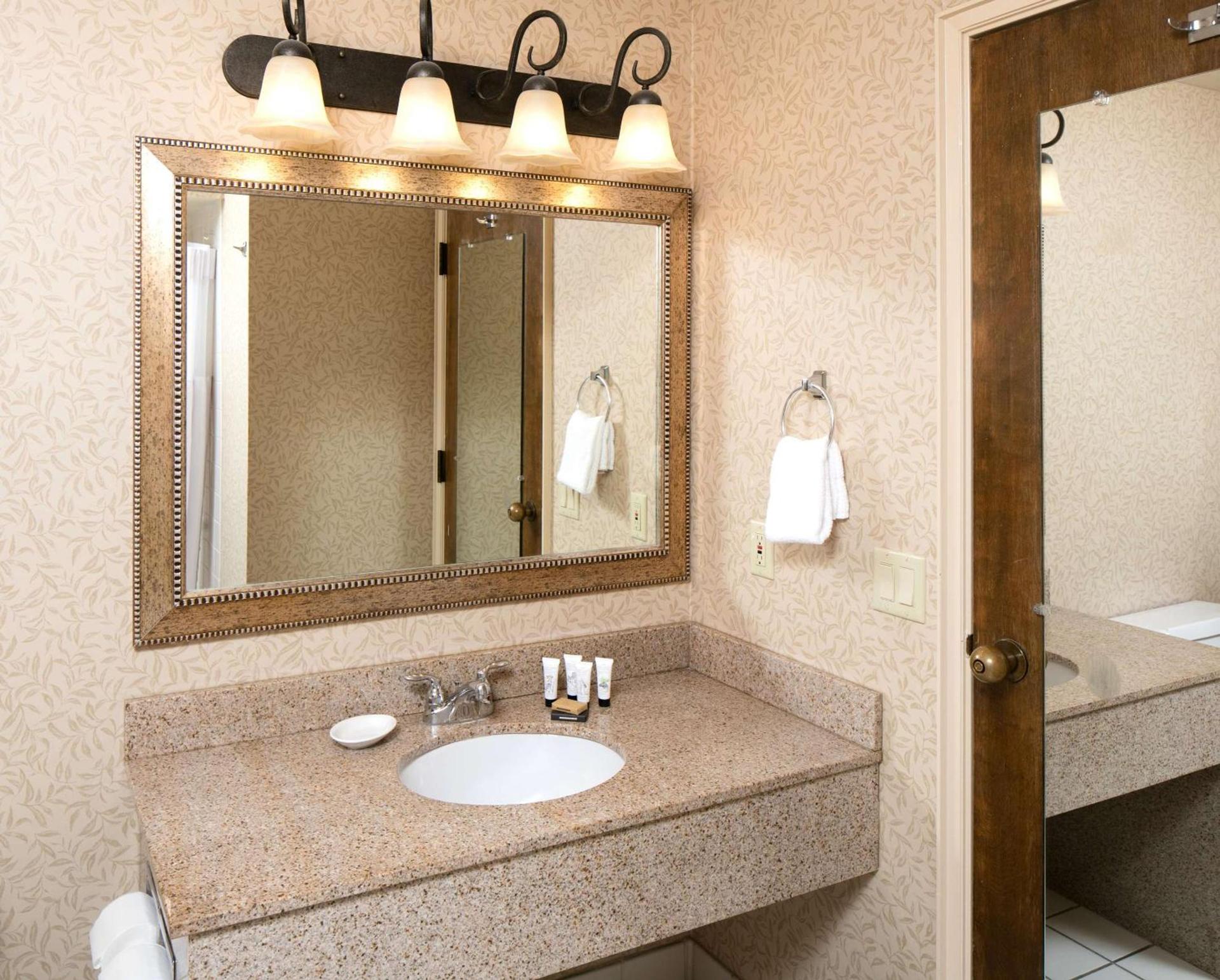 Red Lion Hotel Redding photo 17