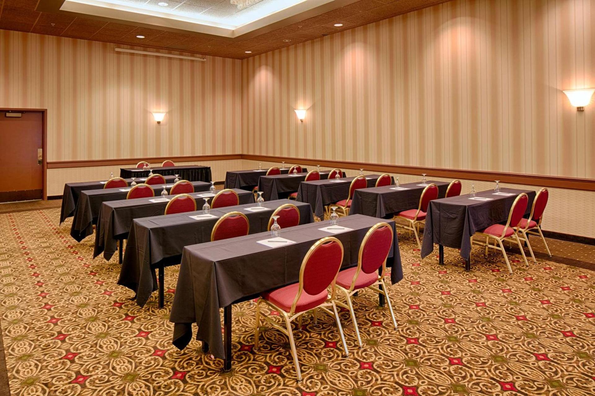 Red Lion Hotel Redding photo 36