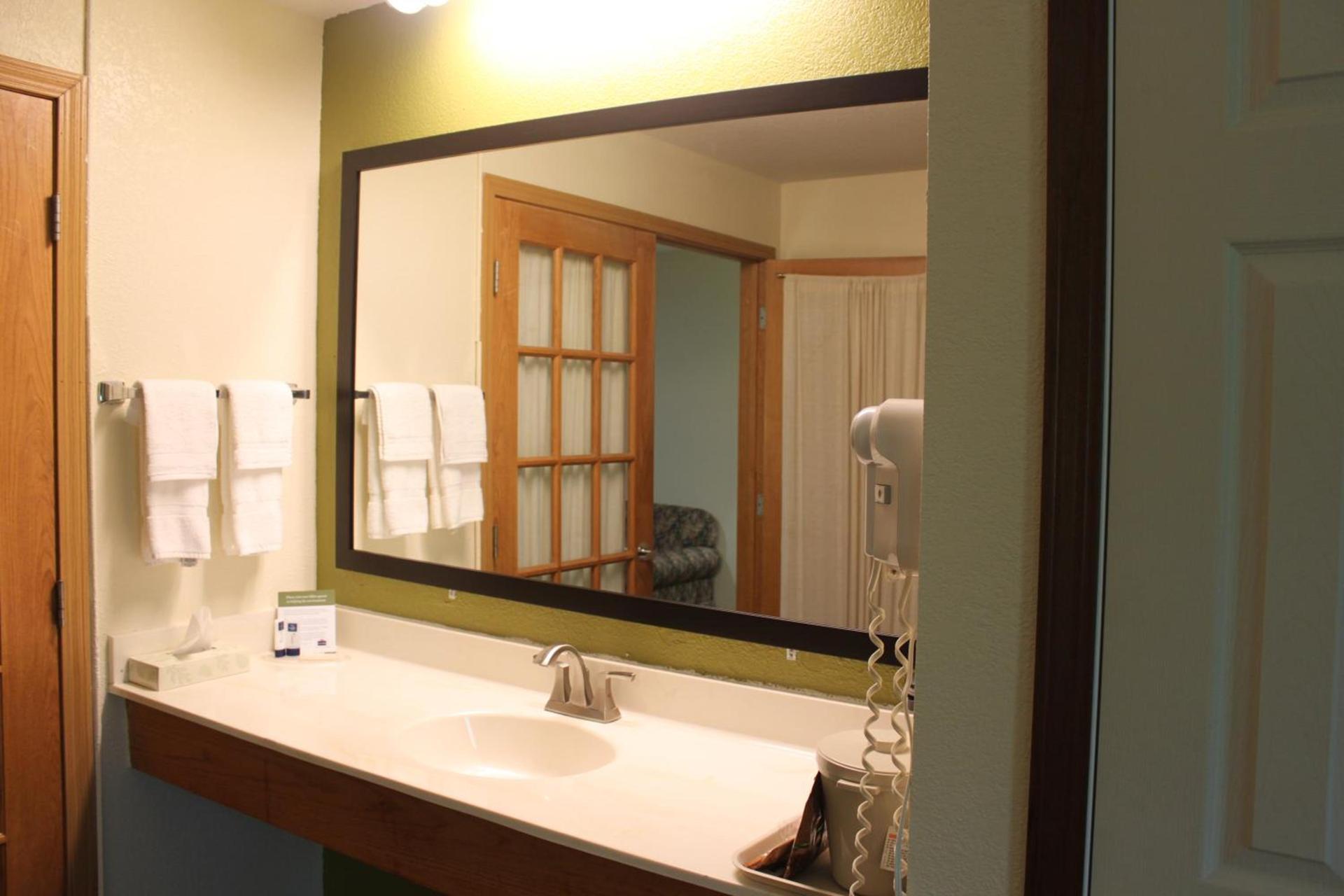 AmericInn by Wyndham West Burlington photo 2